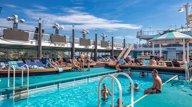 Pooldeck Norwegian Jade gay cruise