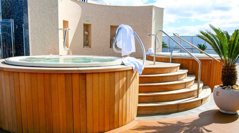 Oceania Riviera schwule Kreuzfahrt Spa