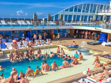 Oceania Riviera schwule Kreuzfahrt Pooldeck