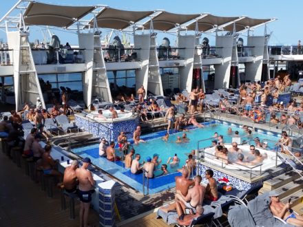 schwule Kreuzfahrt gay cruise Pool