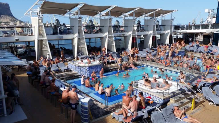 schwule Kreuzfahrt gay cruise Pool