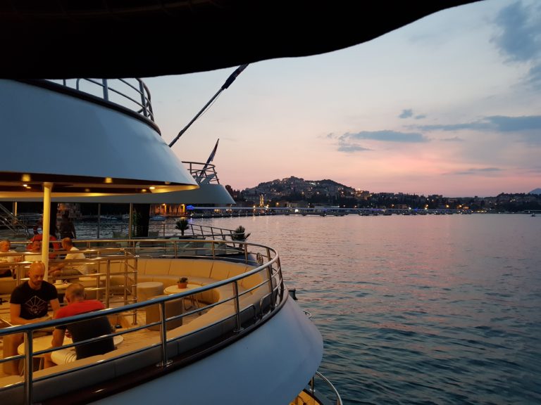 Yacht schwule Kreuzfahrt Kroatien Sundowner