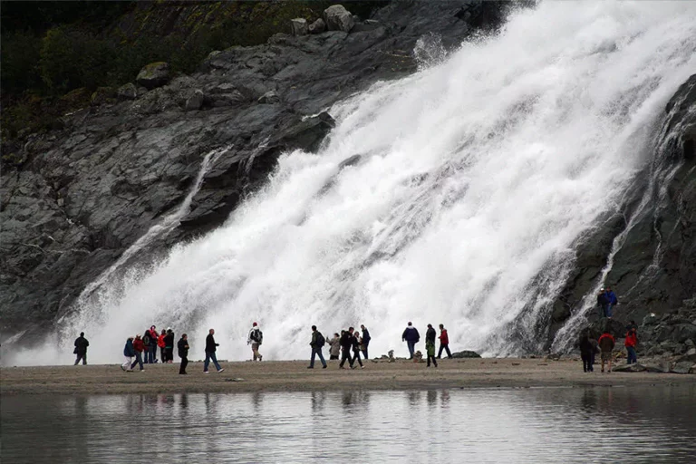Wasserfall Alaska gay cruise schwule Kreuzfahrt