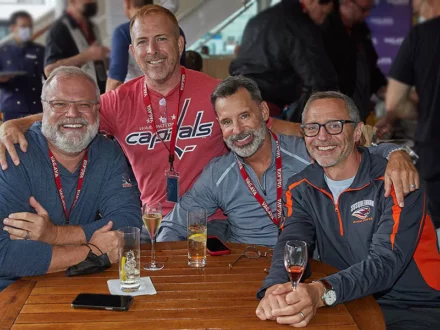 Freunde Alaska gay cruise schwule Kreuzfahrt