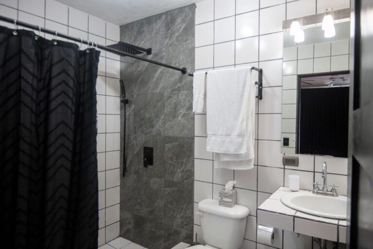 Hotel Villa Roca Costa Rica gay friendly Bad