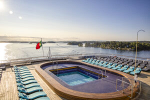 Vasco da Gama gay cruise Oasis Pool