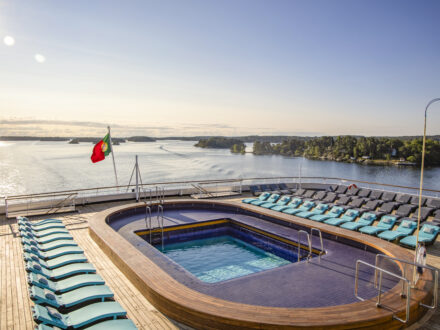 Vasco da Gama gay cruise Oasis Pool