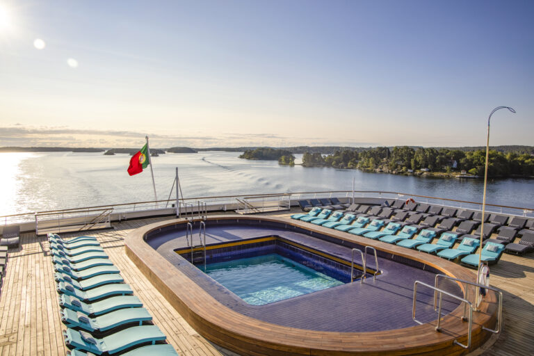 Vasco da Gama gay cruise Oasis Pool