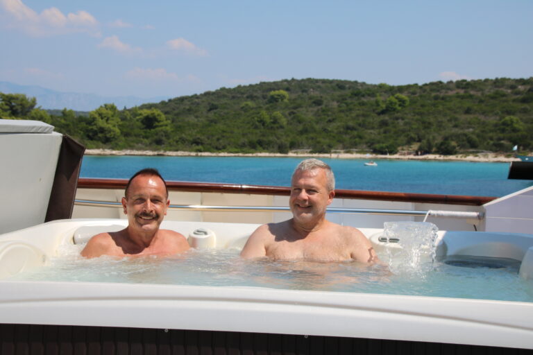 Yacht schwule Kreuzfahrt Kroatien Jacuzzi