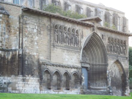 Mietwagenrundreise gay Spanien Navarra Kirche Estella
