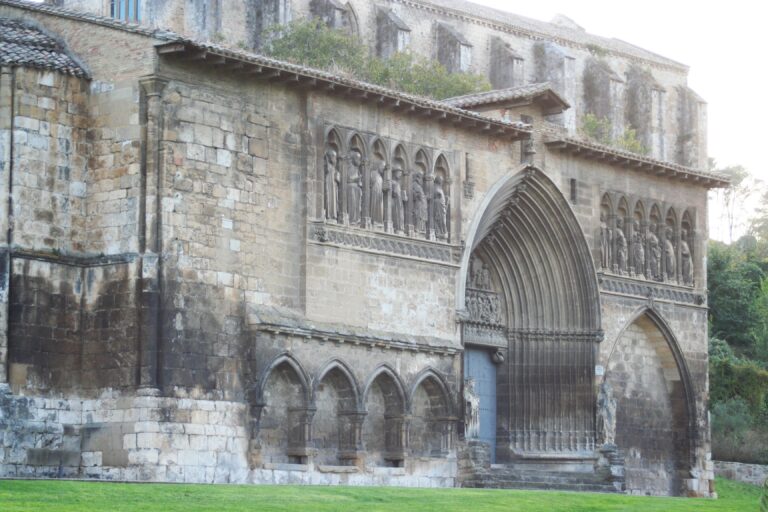 Mietwagenrundreise gay Spanien Navarra Kirche Estella